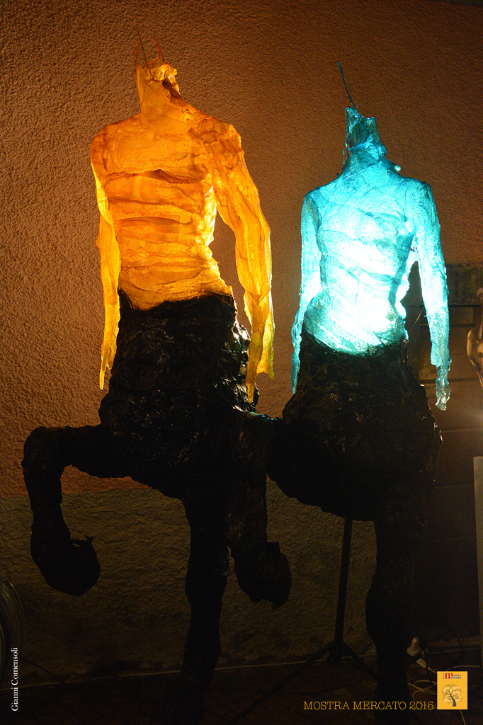 Statue sagittario in policarbonato di Davide Dall'osso presso Mostra Mercato Bienno