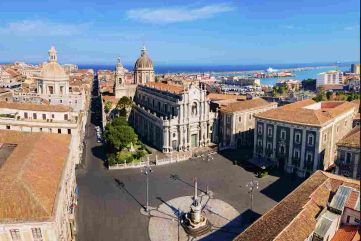 Visitare Catania significa immergersi in un caleidoscopio di arte, storia, tradizioni popolari e sapori unici, con attrazioni accessibili anche gratuitamente.