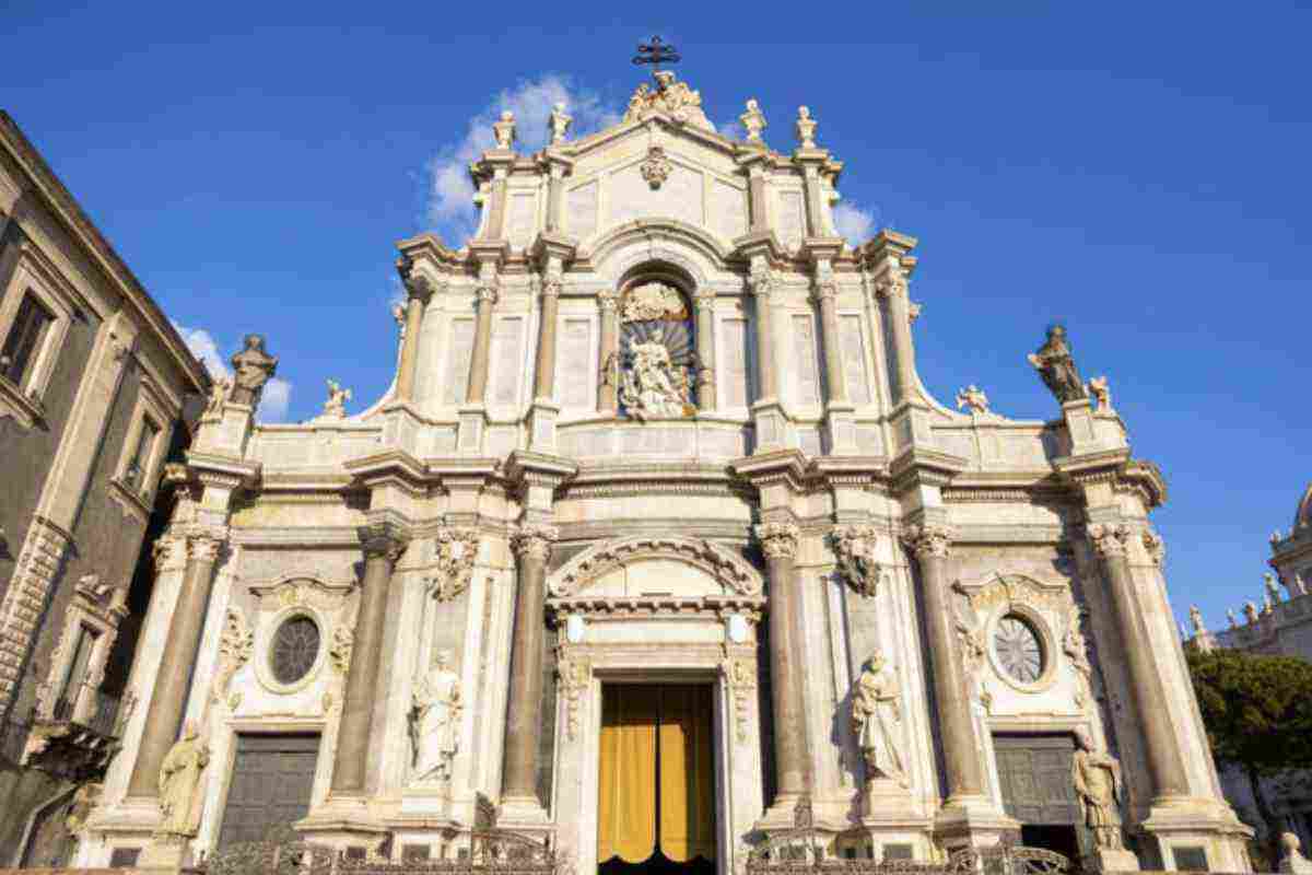La via dei Crociferi è considerata una delle strade più emblematiche del barocco catanese. In soli 200 metri si trovano quattro chiese capolavoro