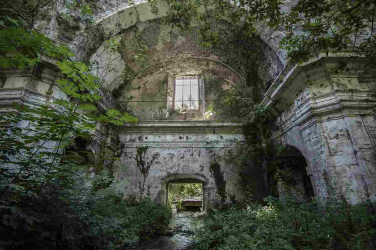 Il lento sprofondamento è iniziato nel XIX secolo, probabilmente accelerato dal terremoto del 1703 e dalle caratteristiche geologiche