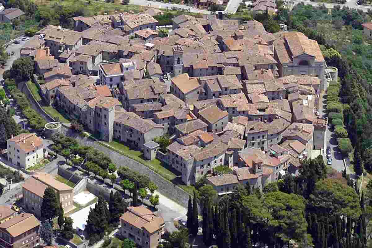 Questo borgo medievale, con una popolazione di circa 1.400 abitanti, custodisce un patrimonio storico e artistico che racconta secoli di storia