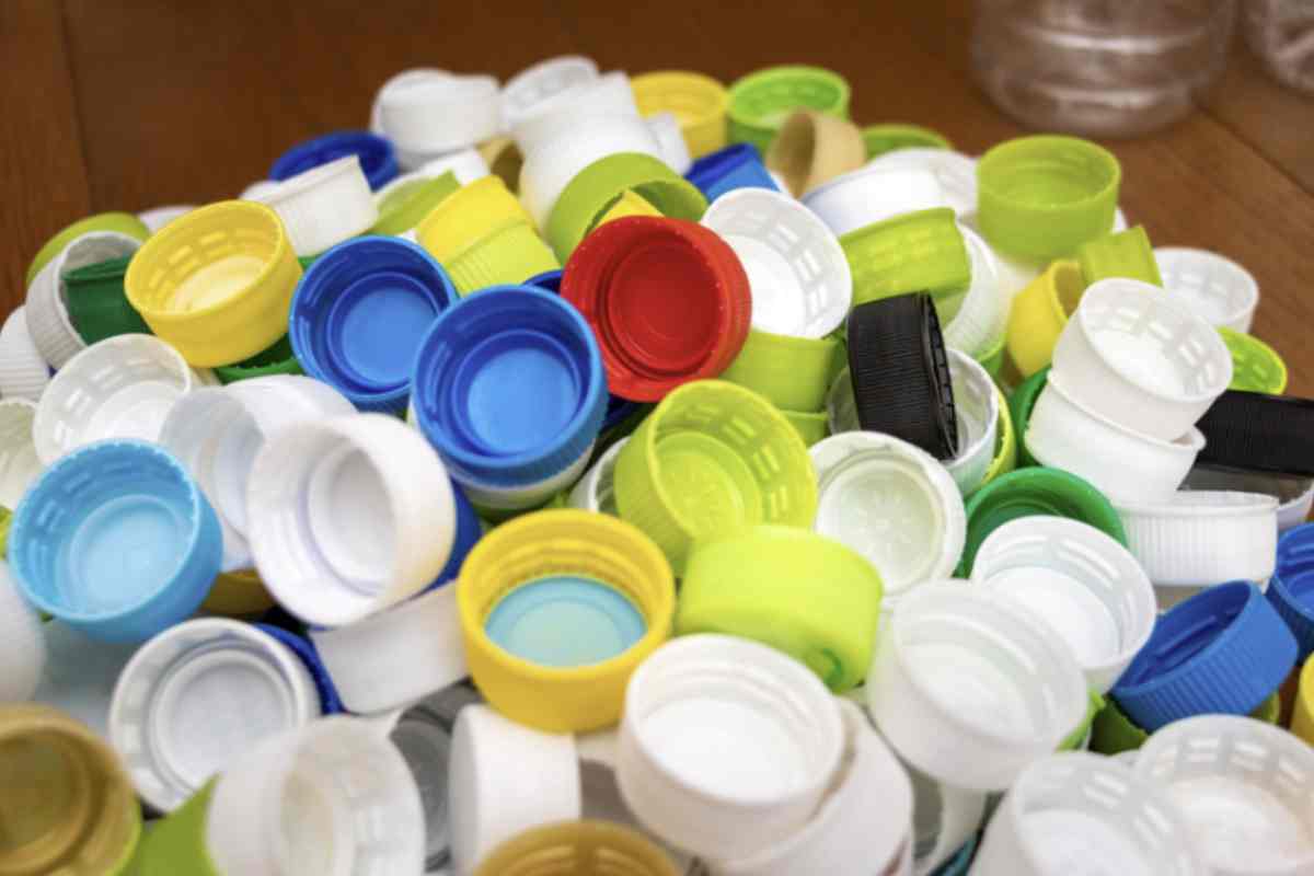 I vantaggi derivanti dall’utilizzo intelligente dei tappi di bottiglia si riflettono sia sul piano economico che ambientale.